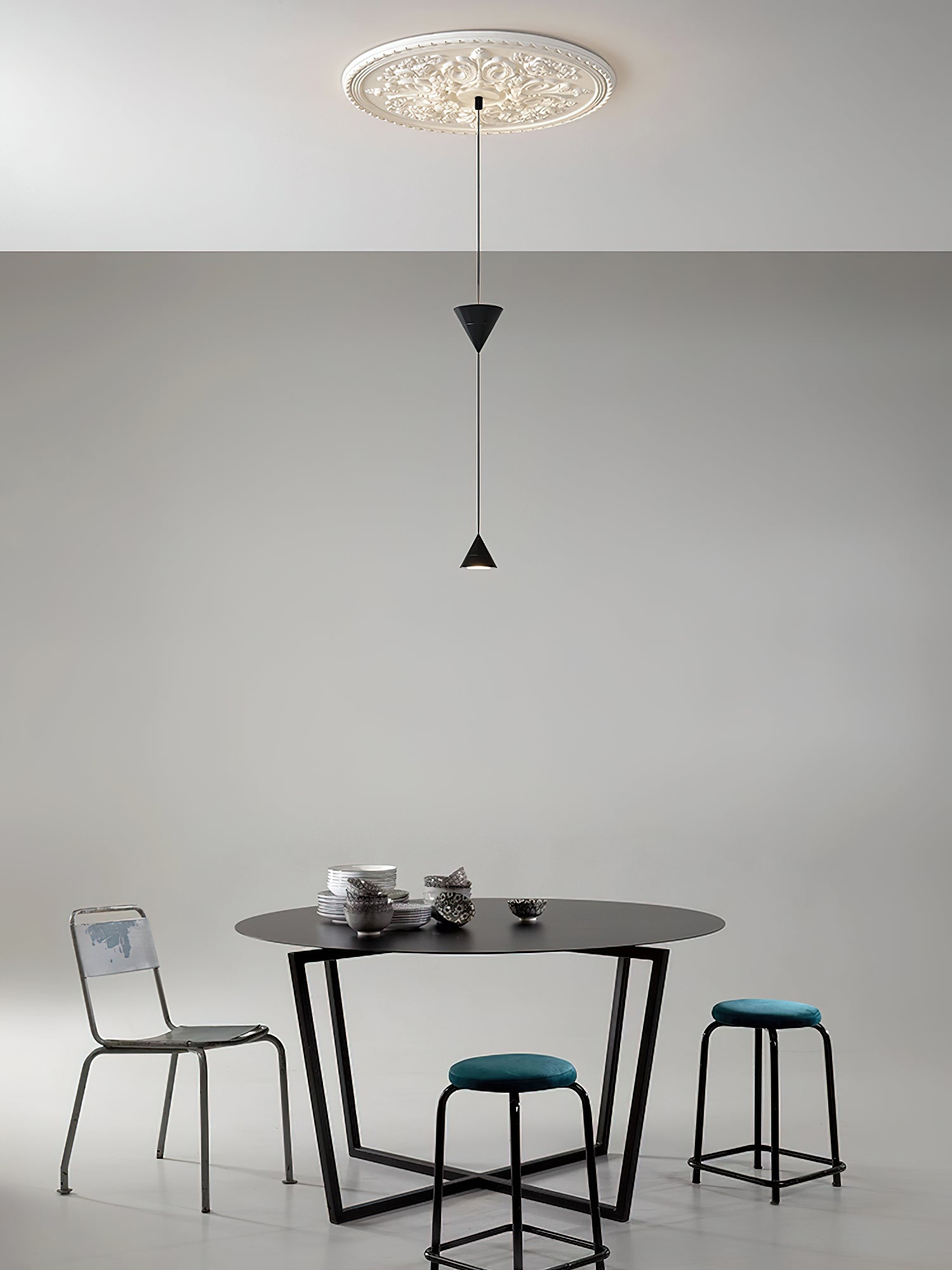 Stralunata Minimalist LED Pendant Light Circular Adjustable Hanging Lamp for Modern Interiors
