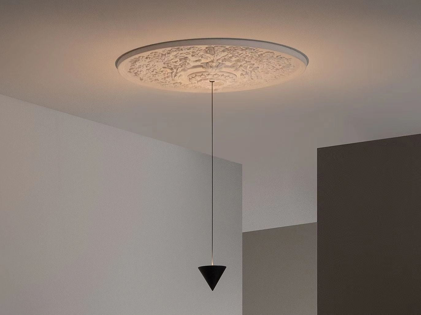Stralunata Minimalist LED Pendant Light Circular Adjustable Hanging Lamp for Modern Interiors